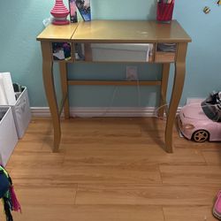 Small Student desk With chair 