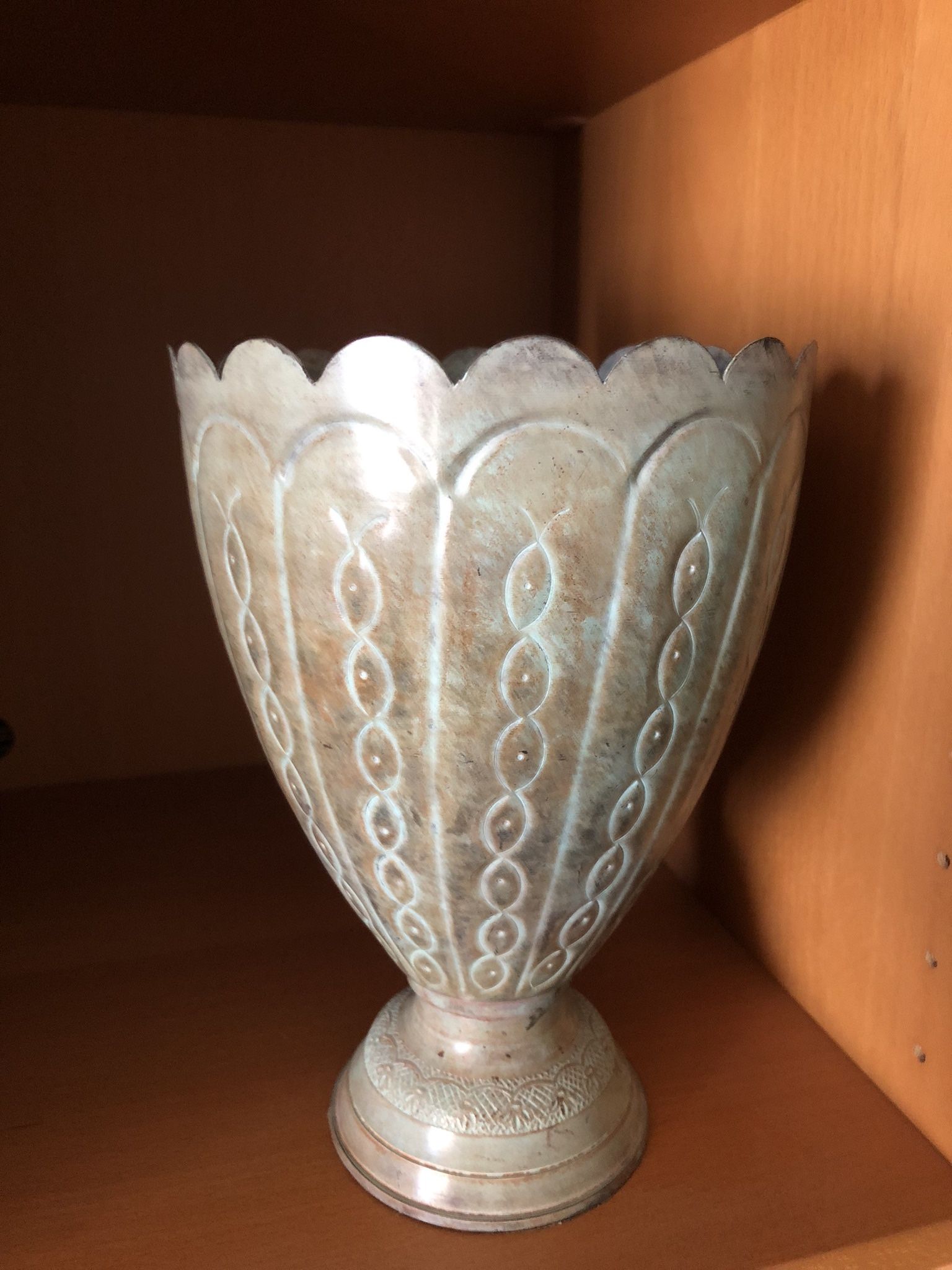 HOSLEY Metal Bowl/Vase With Scalloped Edges 