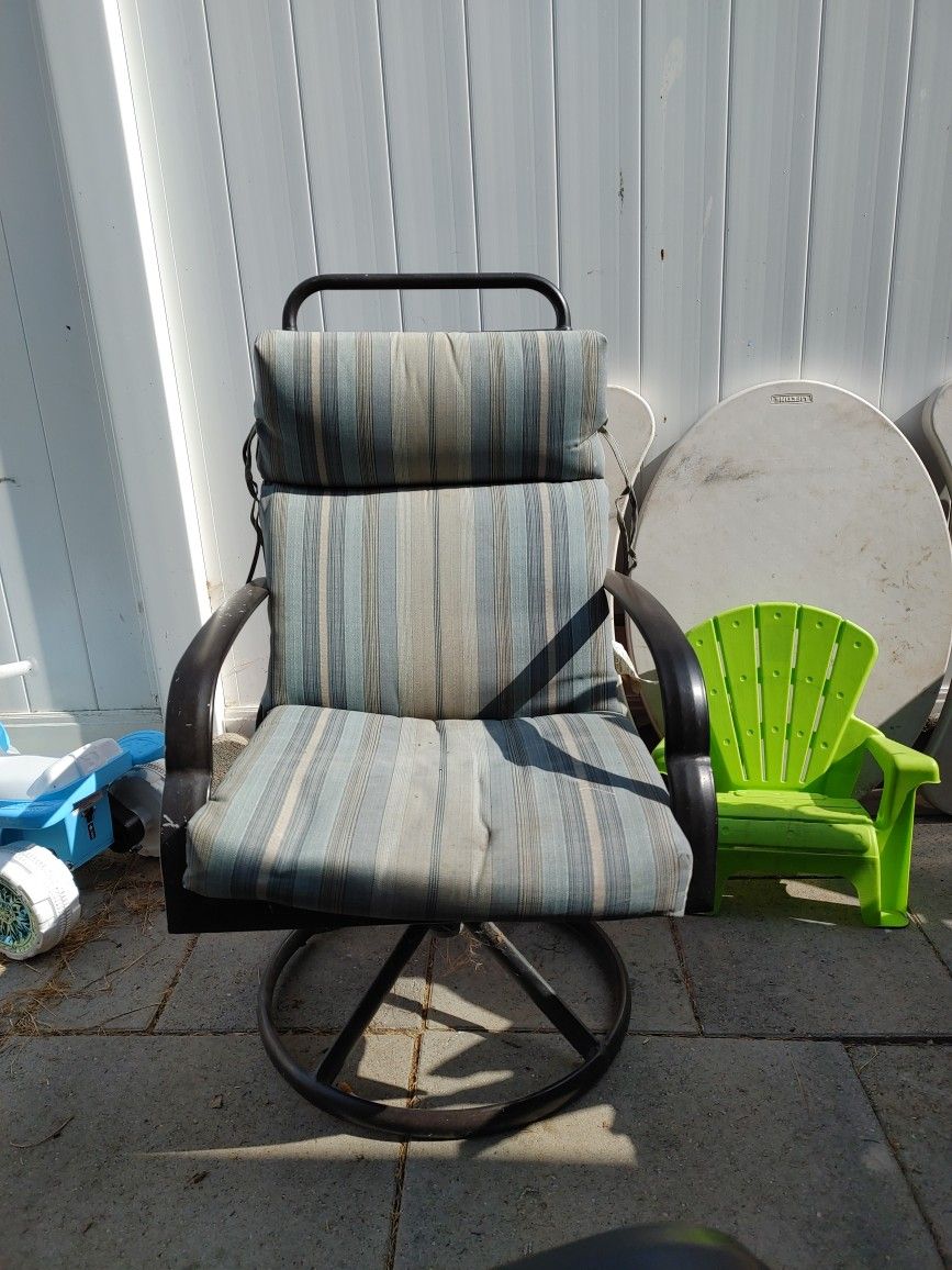 Out Side Glass Table With 4 Chairs. Would Like 50$ Obo