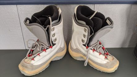 Snowboarding boots