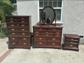Delivery Available/ 3 piece Bassett Bedroom set with vanity