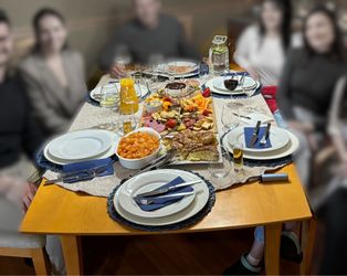 Extendable dining table
