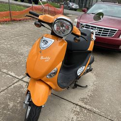 Genuine Buddy Scooter 125cc with helmet