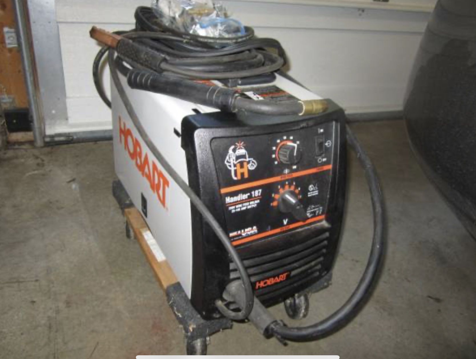 Hobart 187 Mig Welder With Gas Bottle And Cart for Sale in Everett, WA