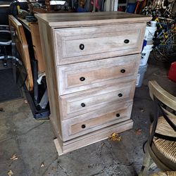Lovely 4' Crossmill 4 Drawer Dresser/ Chest of Drawers.
Bring style and functionality to your home`s interior with this Crossmill Four Drawer Dresser 