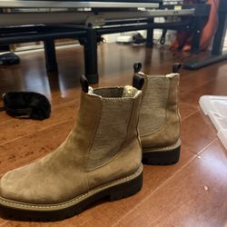 Boots (brown/grey shoes)