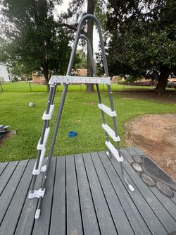 Above ground pool safety ladder