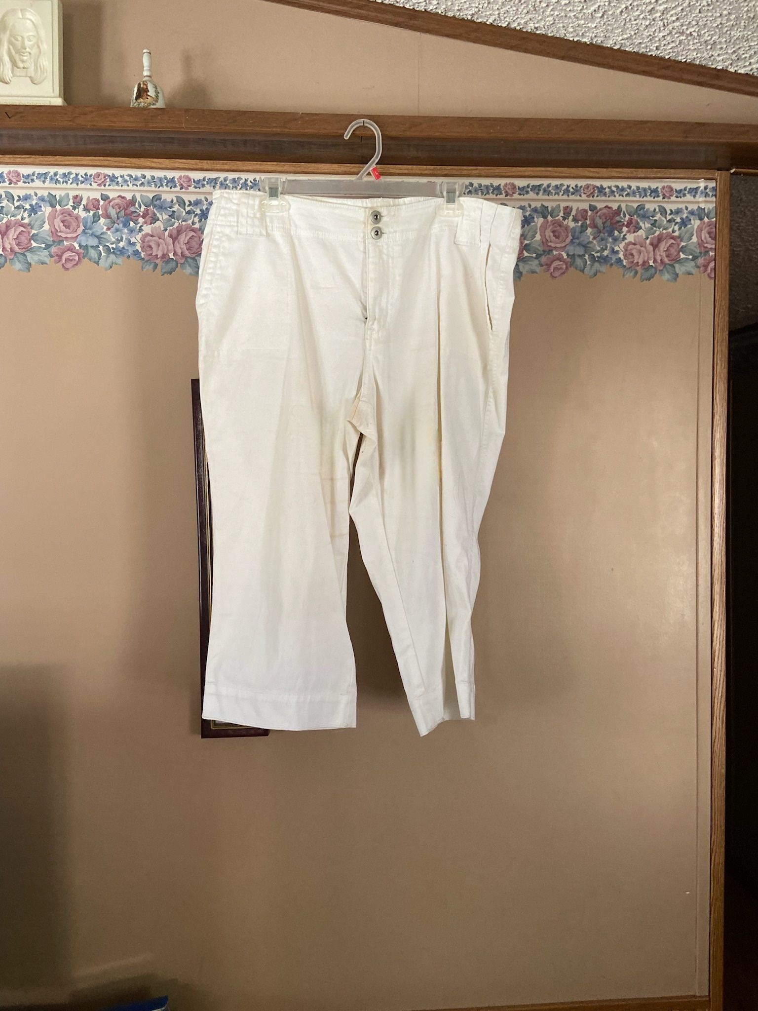 Women’s plus size white fashion bug Capri pants. Size 16