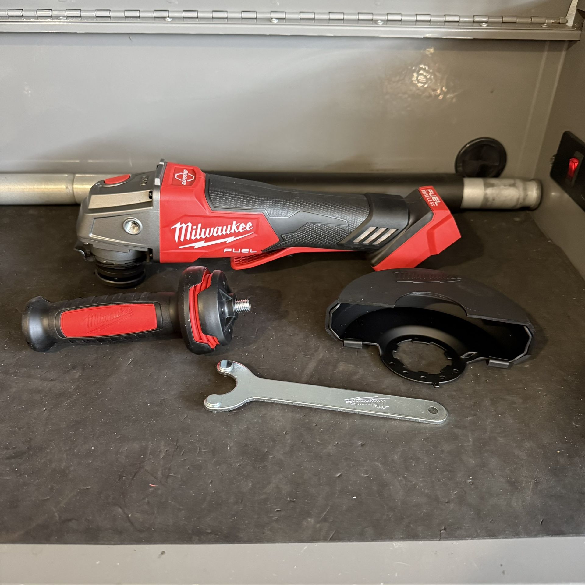 Milwaukee M18 FUEL 18V Lithium-Ion Brushless Cordless 4-1/2 in./5 in. Grinder w/Paddle Switch (Tool-Only)