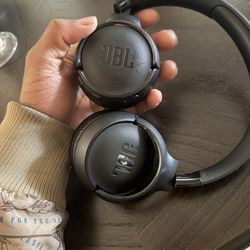 JBL  520 BT headphones