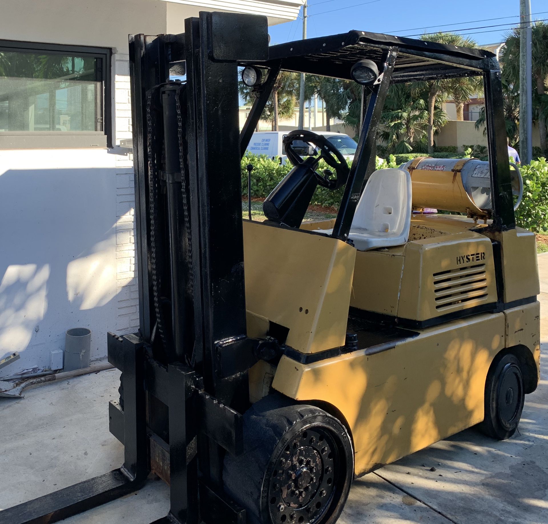 Forklift hyster runs and drives great operates good 5000 pound lift capacity