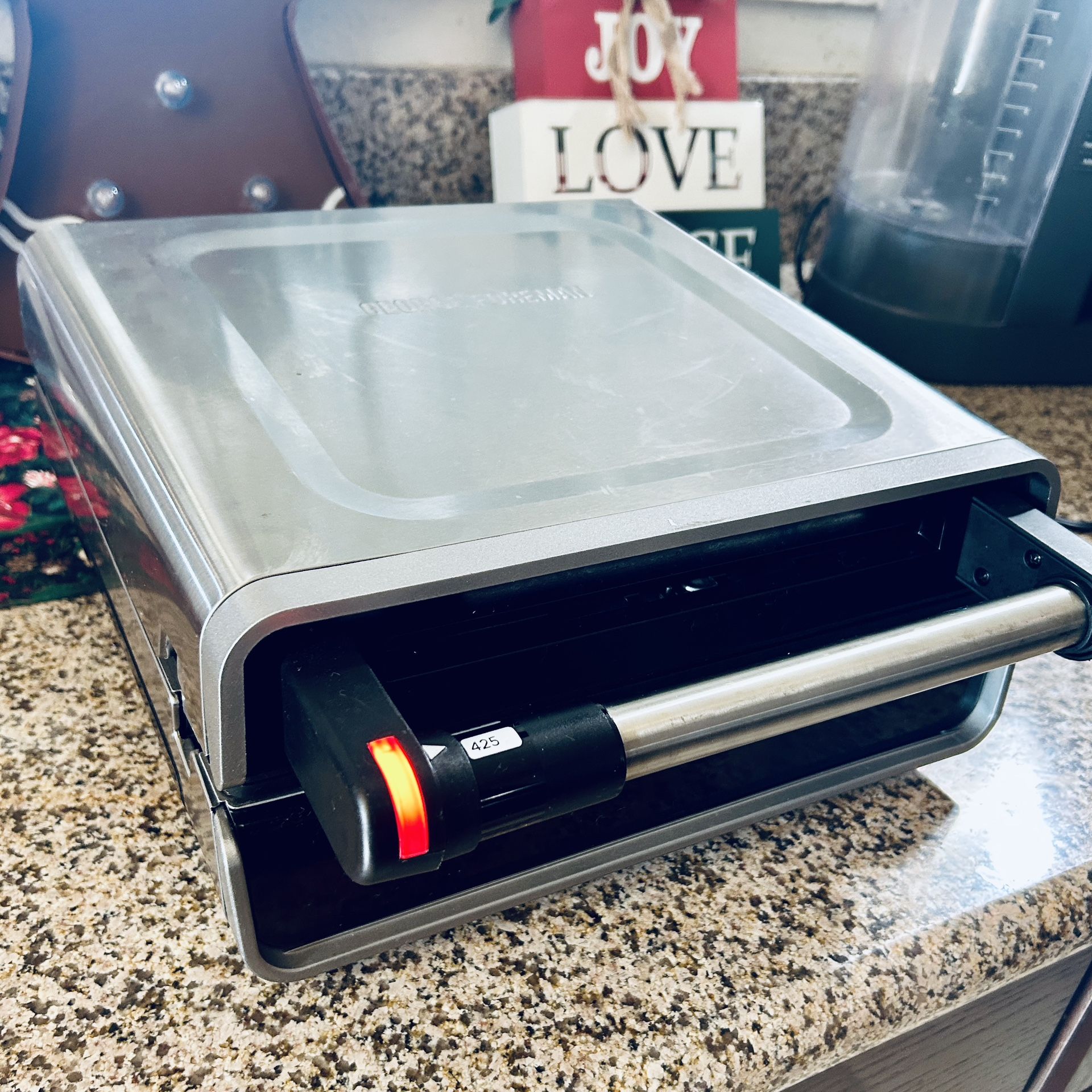 George Foreman Grilling Machine Family Size 4-6 servings with Manual GRV6090B