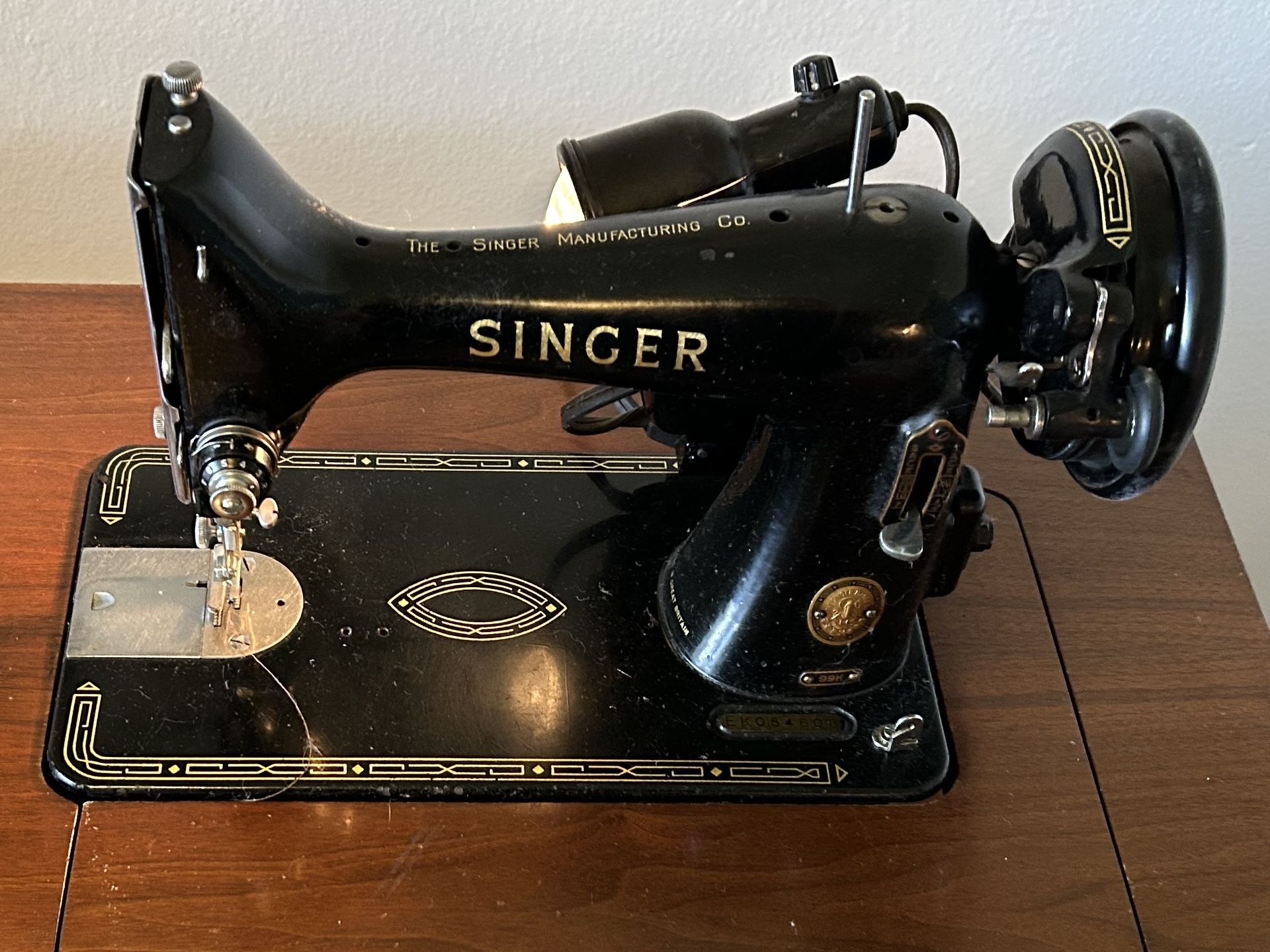 Vintage Singer 99K Sewing Machine in Cabinet