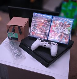 Ps4 slim + 2 games