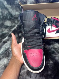 Air Jordan 1 mid bred toe