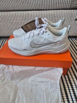 Band New Nike Downshifters Whie/metallic size 8.5w 7m