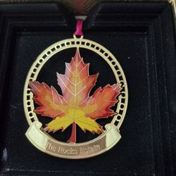 MAPLE LEAF HANGING COLLECTABLE