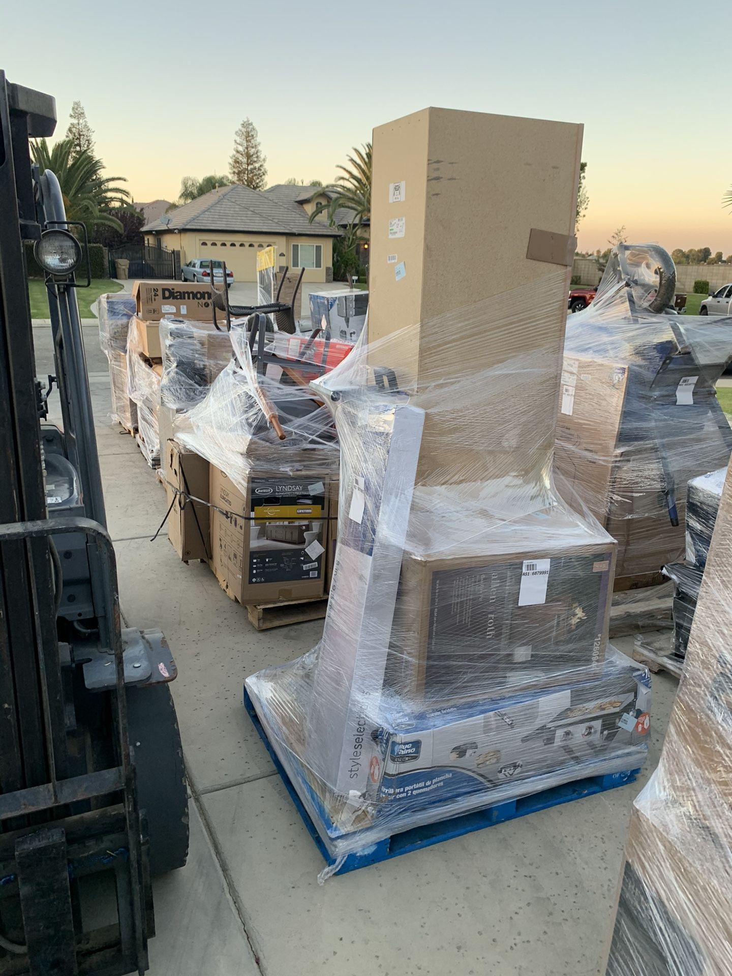 Lowe’s pallets tonite 79pm(we accept credit cards) for Sale in Bakersfield, CA OfferUp