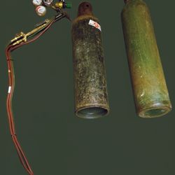  image displays an oxy-acetylene welding and cutting setup, including gas cylinders, hoses, and regulators