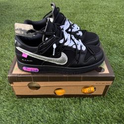 Off white dunks. Lot 50. Size 8.5 