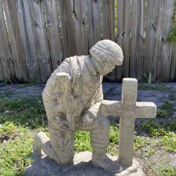 Garden / Patio /  Memorial Soldier kneeling at Cross statue