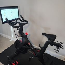 Peloton Bike Excellent Condition!