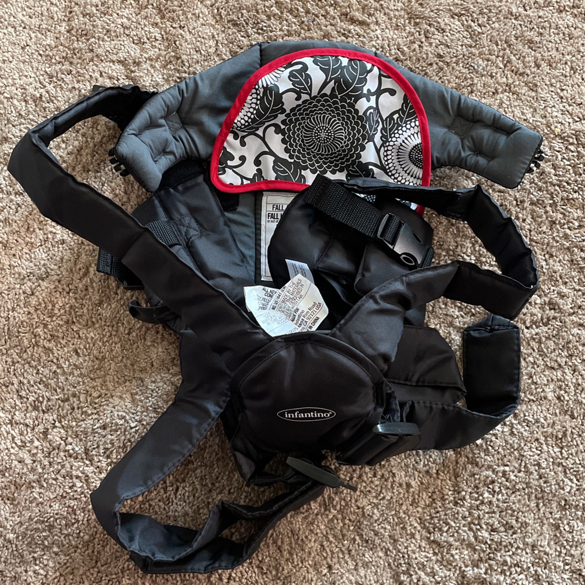 baby carrier ( lightly used) 
