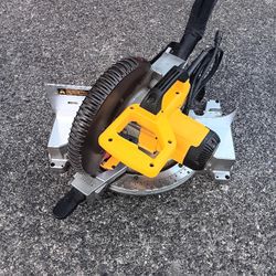 DeWalt DW713 10inch Compound Miter Chop Saw Almost New Condition(Not The New Cheap DWS713)For Pick Up Fremont Seattle. No Low Ball/Trades Please 