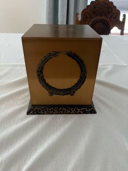 Gold Cube Box with Laurel Wreath Emblem