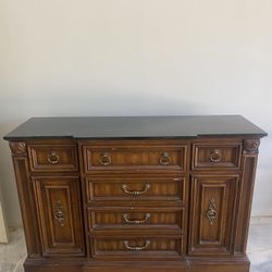 Dresser / hutch 