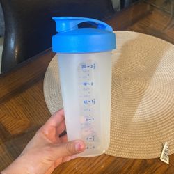Tupperware Shaker 