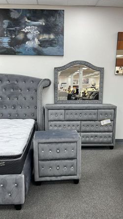 Brand New Trendy Luxurious Soft Velvet Tufted Queen Bed/Bedroom set on SALE