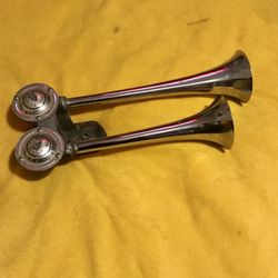 Vintage Spartan Dual Airhorns
