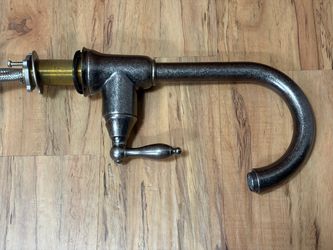 Kitchen faucet with hoses