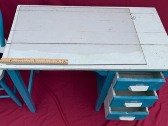 Kid’s desk & chair
