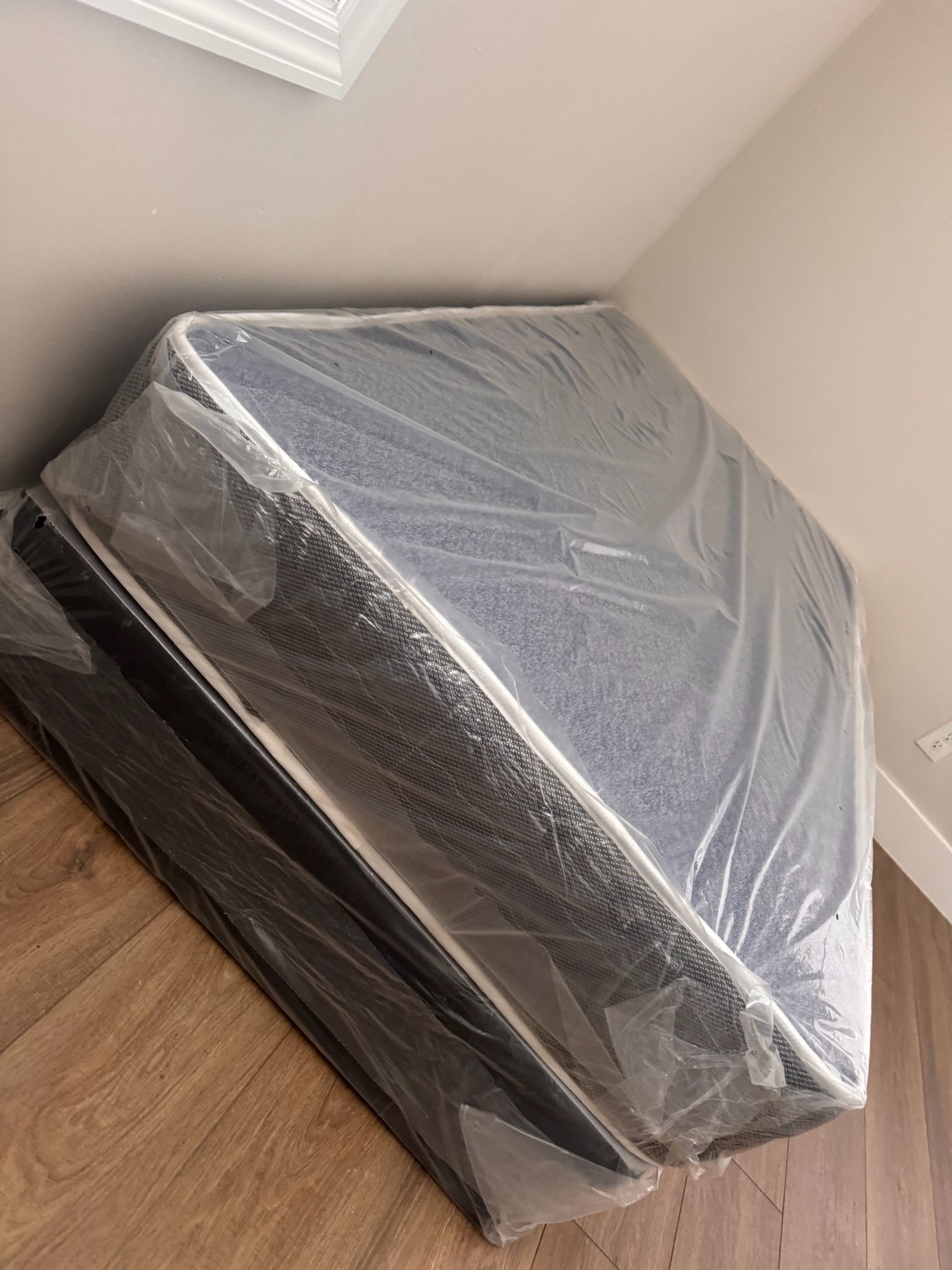 Twin mattress and box spring set (2pc - new)