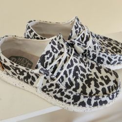 Womens HEY DUDE Sneakers (8 Med) for Sale in Lower Paxton