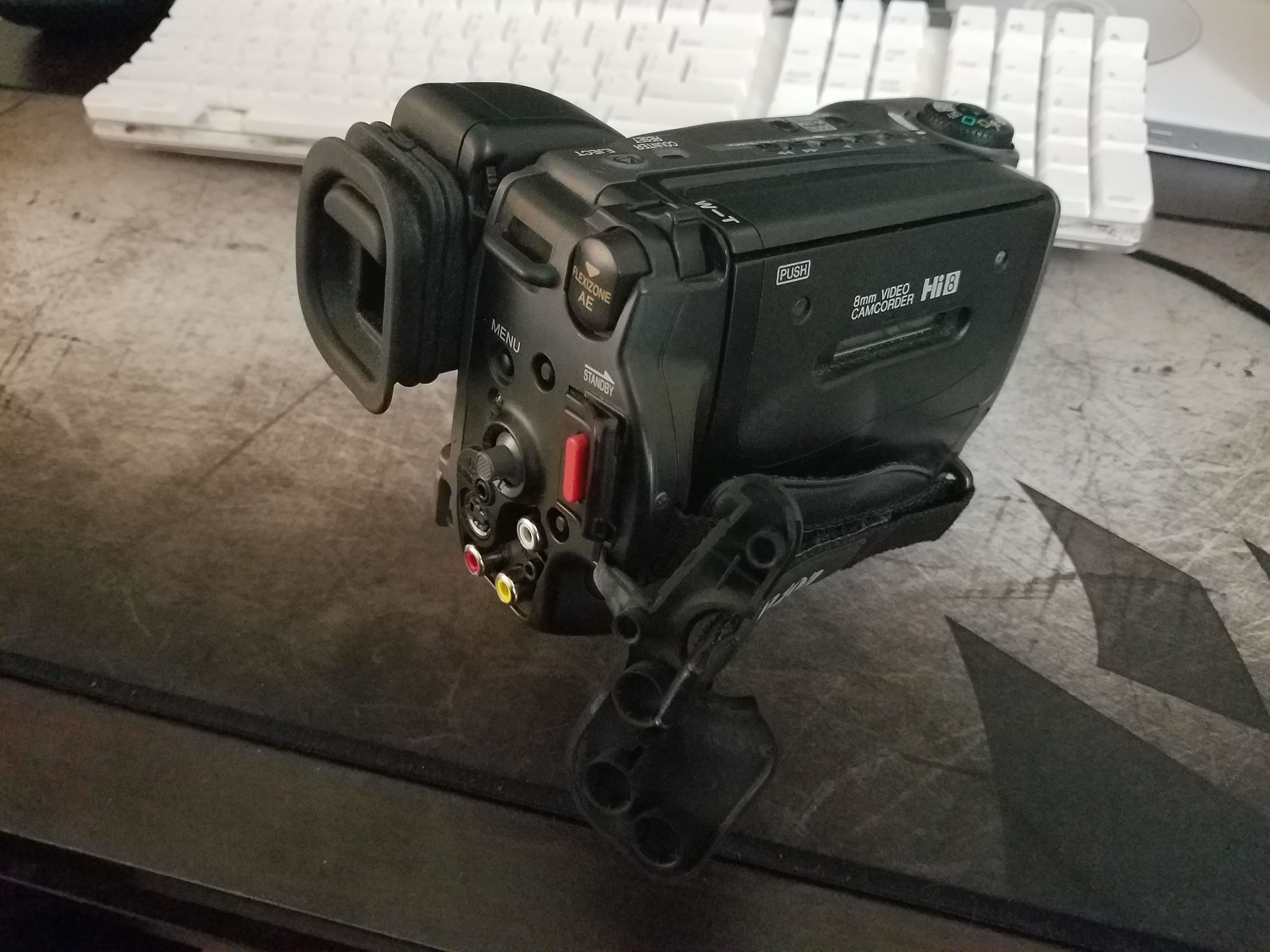 Canon ES3000 8mm camcorder w/ bag, tapes & battery/charger