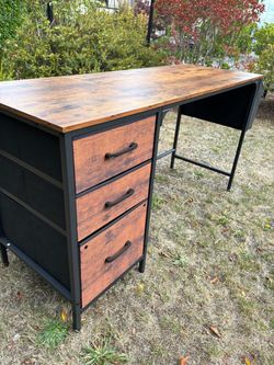 Modern Desk – Like New (Already Assembled!)