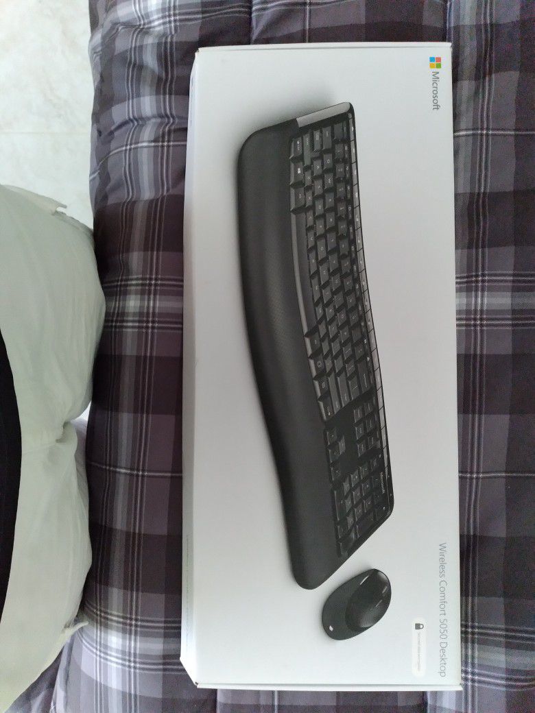 Microsoft Comfort 5050 Desktop  Keyboard And Wireless Mouse 
