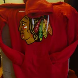 Buzo RED  SIZE M WOMEN, PICKUP ONLY SCHILLER PARK 