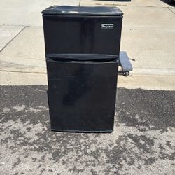 Magic Chef 3.2 Ft.³ Mini Fridge