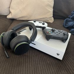 Xbox Console With Two Remote Controllers & headphones 