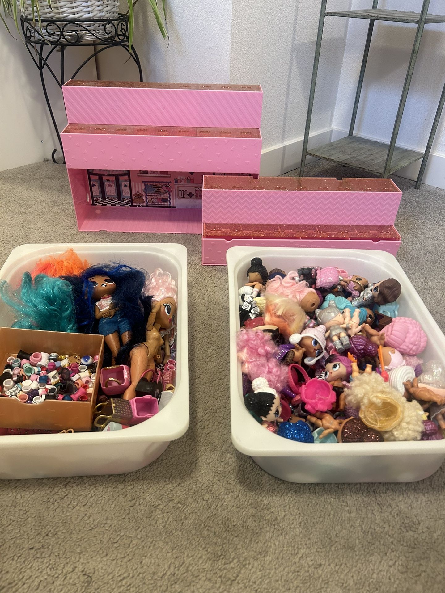 LOT OF LOL DOLLS & Accessories 
