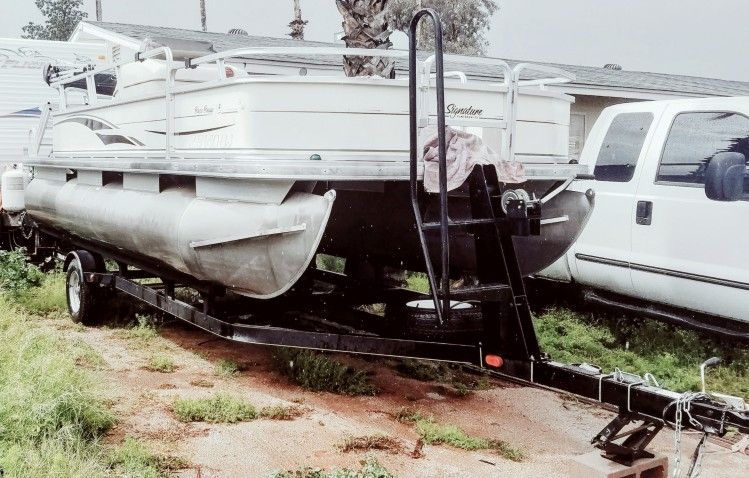 Sun Tracker Bass Buggy 16 Pontoon Boat