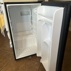 GE Compact Mini Fridge 3.1 cu ft Black Good Condition