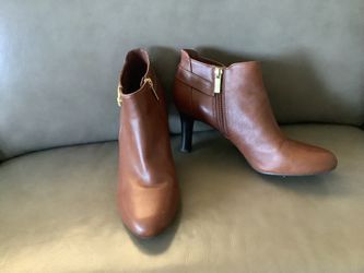 BROWN LEATHER BOOTIES. NEVER WORN. SIZE 9.5 M