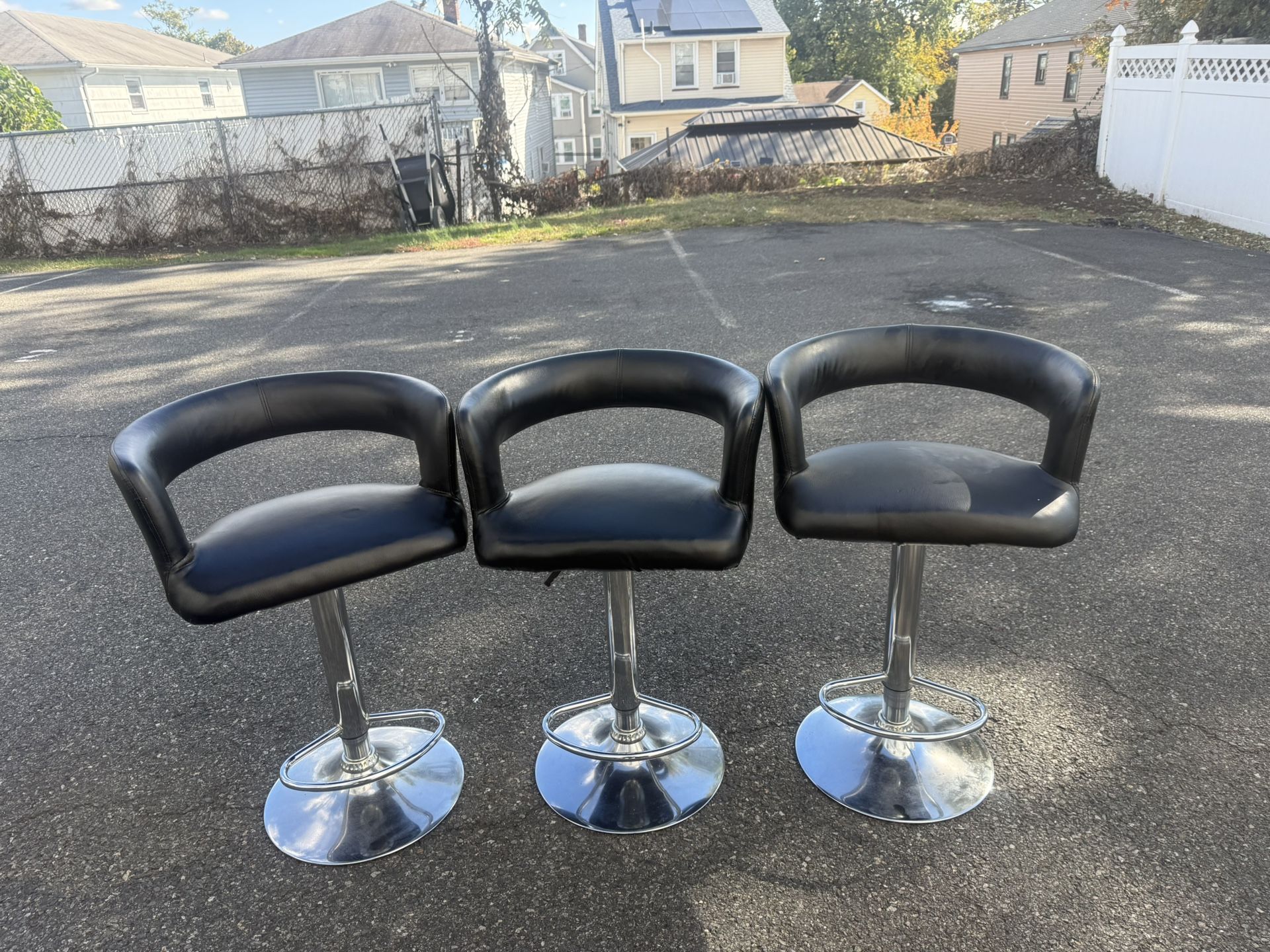  Set of 3 Black Adjustable Bar Stools – Modern Design / Sillas Altas de Bar Negras (3 Piezas) 