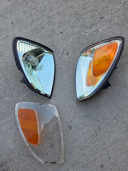 2004 Lexus LX470 OEM front corner amber lights