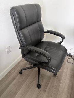 Costco like-new office chair excellent condition